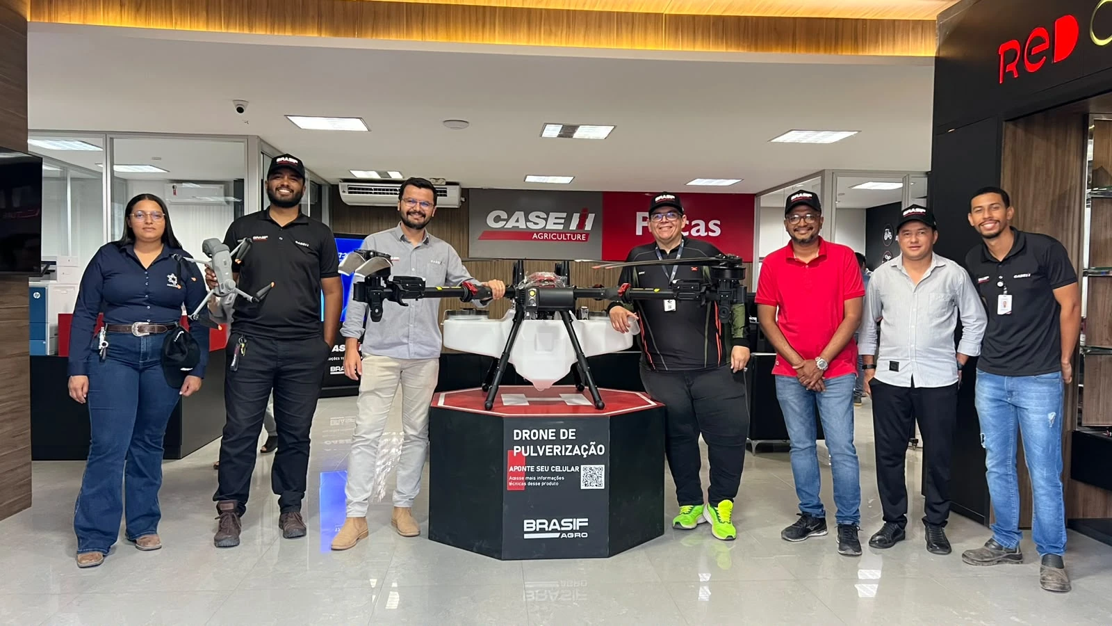 Equipe reunida ao redor de um drone agrícola, em fotografia enviada pela Flygraph
