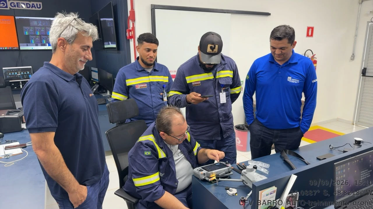 Instrutor e participantes examinando equipamentos durante treinamento presencial, em foto enviada pela Flygraph